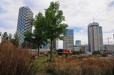 903460 Gezicht op het plantsoen ( The Creative Playground ) op het Westplein te Utrecht. Op de achtergrond de hoogbouw ...